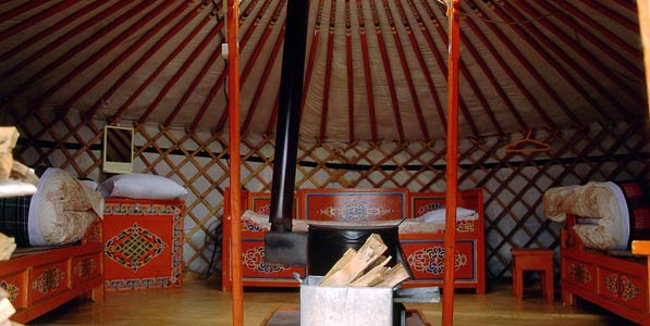 eine Gäste-Jurte von innen