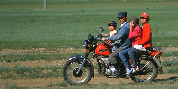 mongolische Familie unterwegs